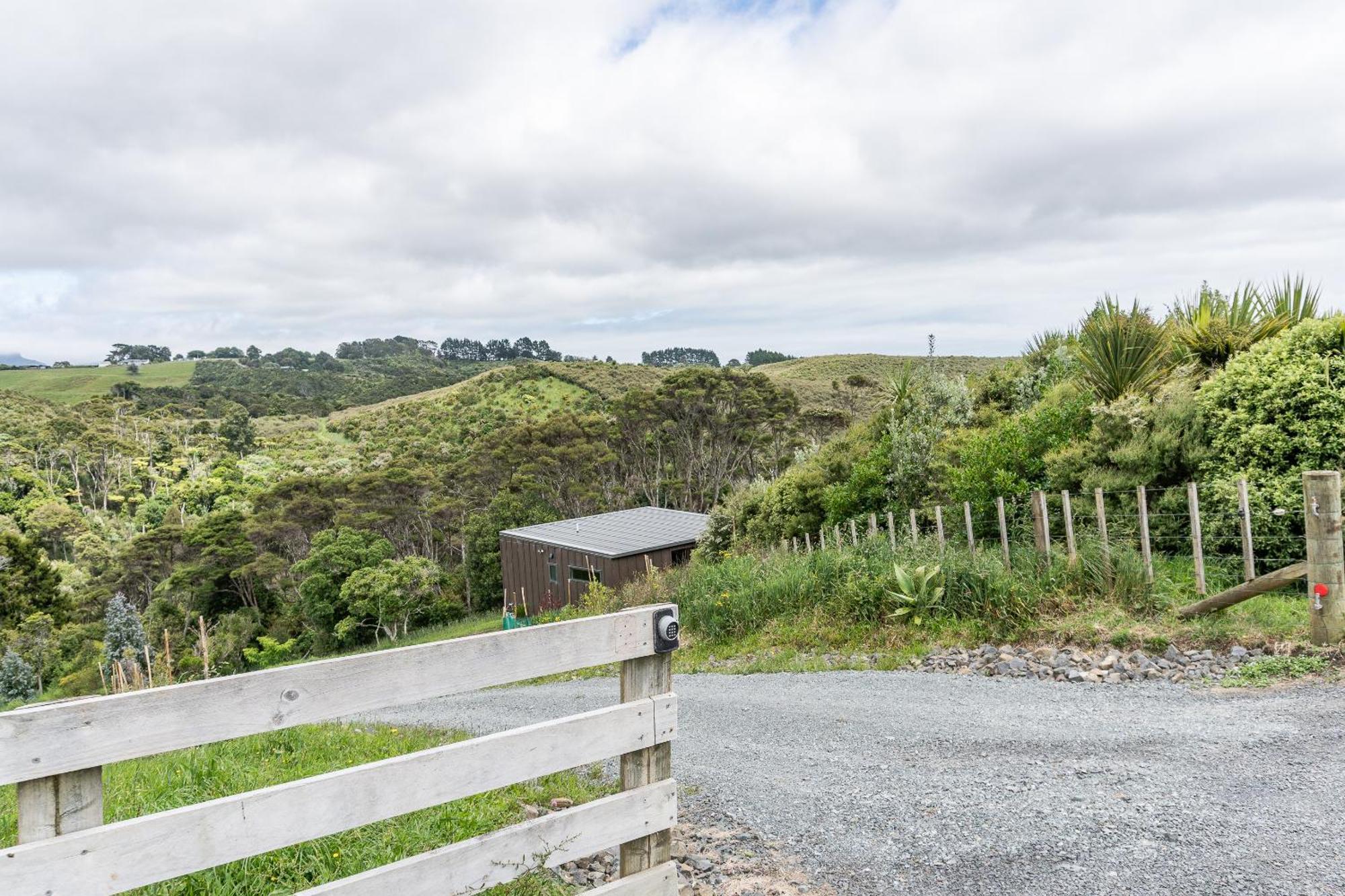 Ngahere Views - Rural Cabin 5 Min Drive To Raglan Township Exterior photo