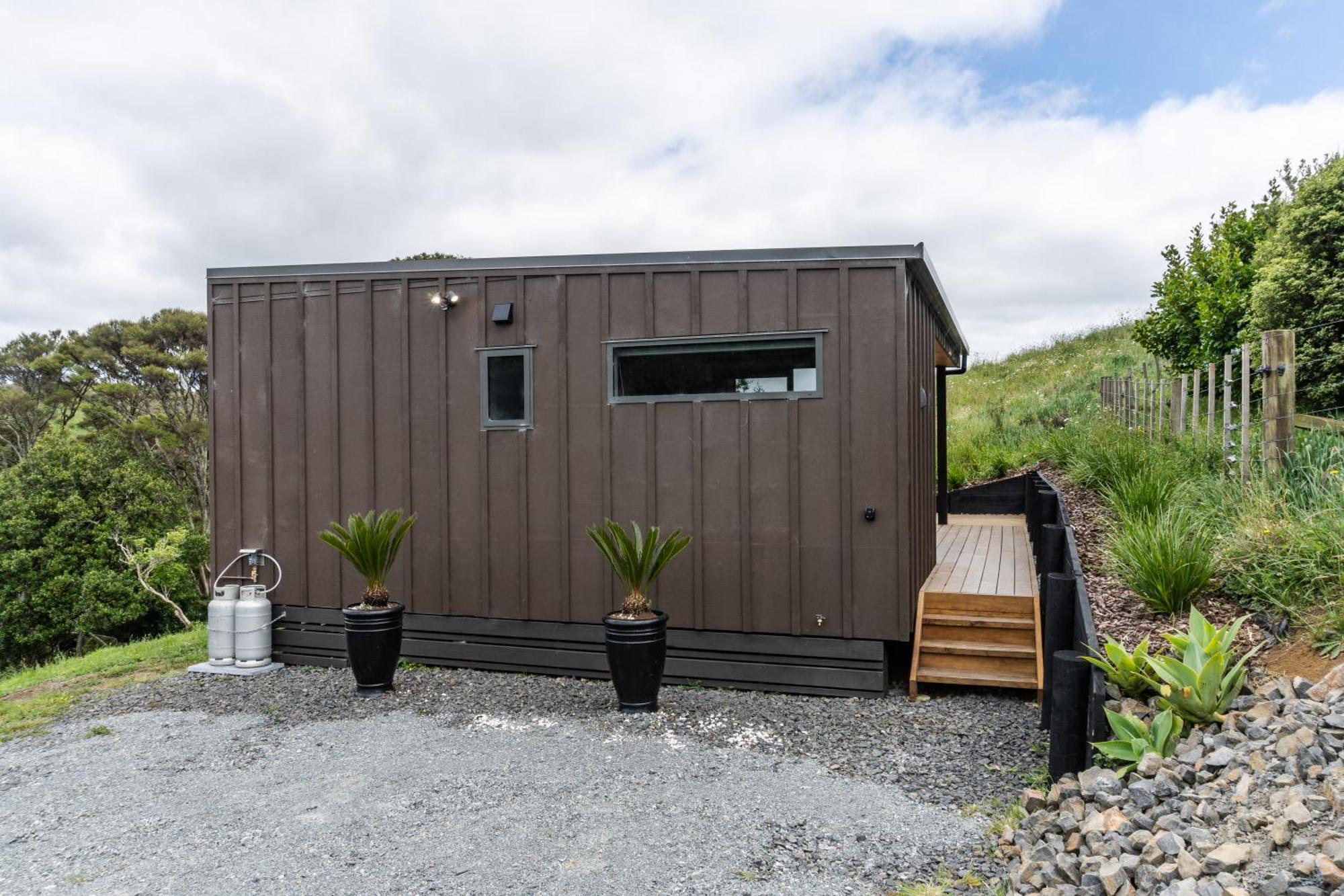 Ngahere Views - Rural Cabin 5 Min Drive To Raglan Township Exterior photo