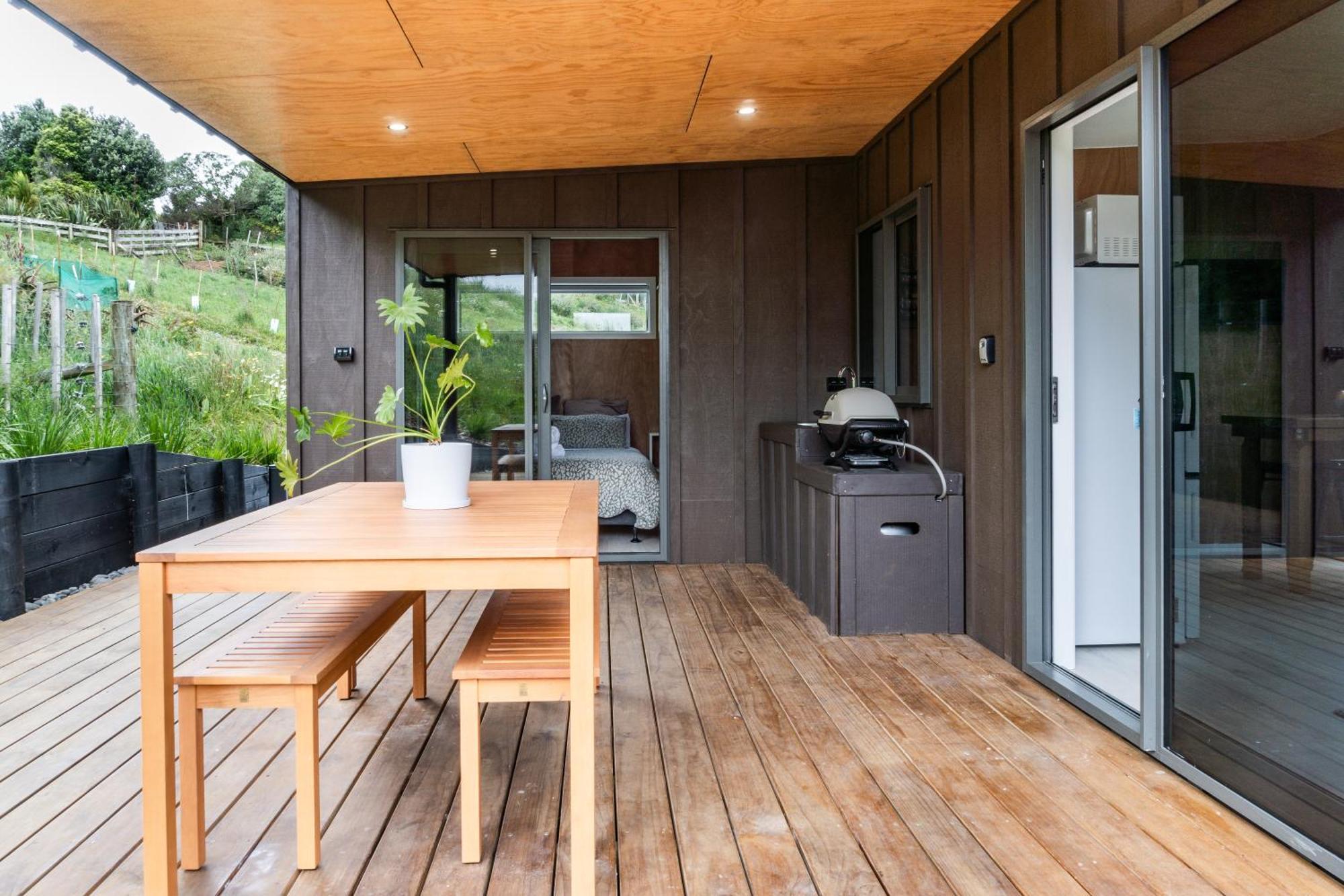 Ngahere Views - Rural Cabin 5 Min Drive To Raglan Township Exterior photo